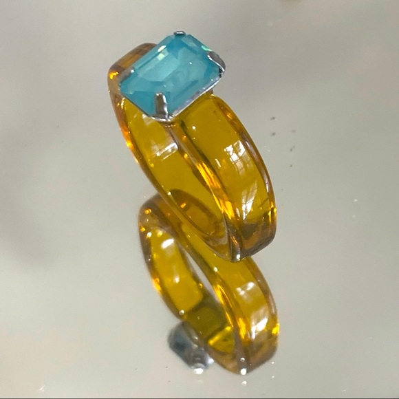 Tan Acrylic Blue Sapphire Cubic Zirconia Statement Ring Size 7 - Picture 2 of 2